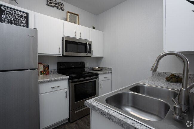 1BR, 1BA - 556SF