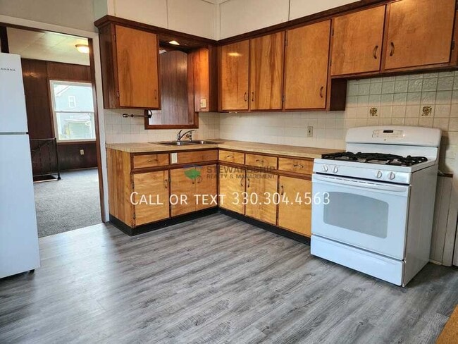 Building Photo - 1030 Sawyer Ave Rental