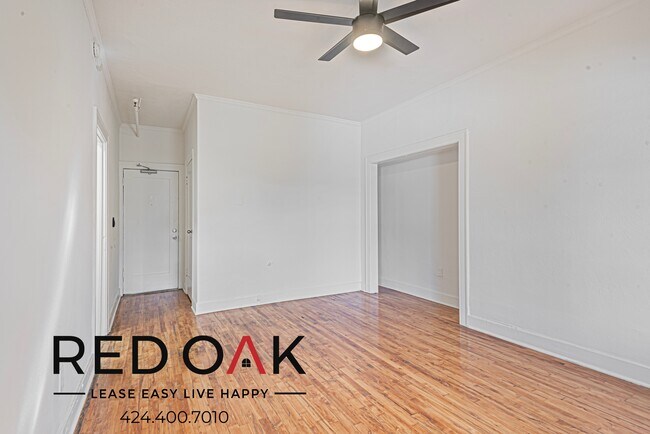 Photo - Welcoming Studio with Hardwood Style Floor... Unidad 303