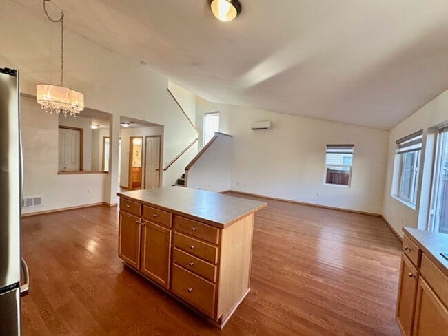 Building Photo - 2 bedroom 2 bathroom Townhouse with Garage