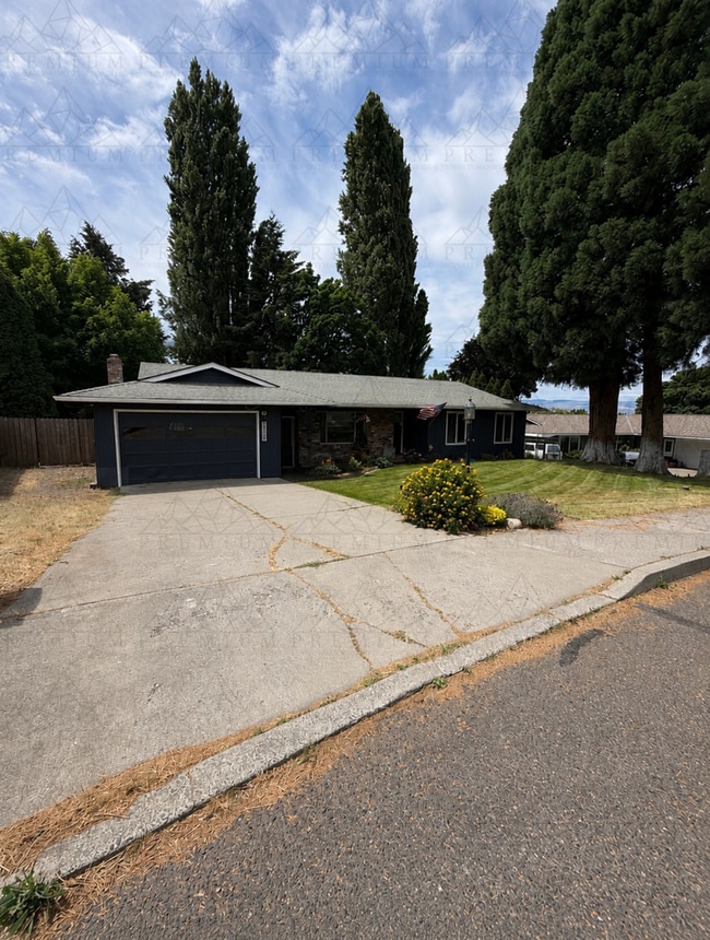 Building Photo - Renovated 3 bed 2 bath coming soon!