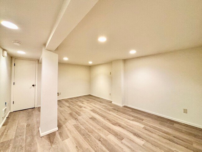 Photo - 1921 Franklin Pl E Unit Lower