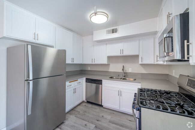 2BR, 2BA - 750SF - Kitchen - 210 Garfield