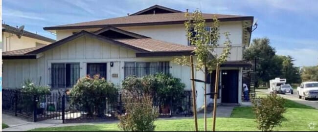 Building Photo - 1331 Pinetree Dr Unit 4 Rental
