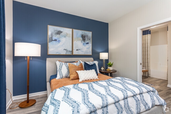 2BR, 2BA - 1055SF Jasper II - Bedroom