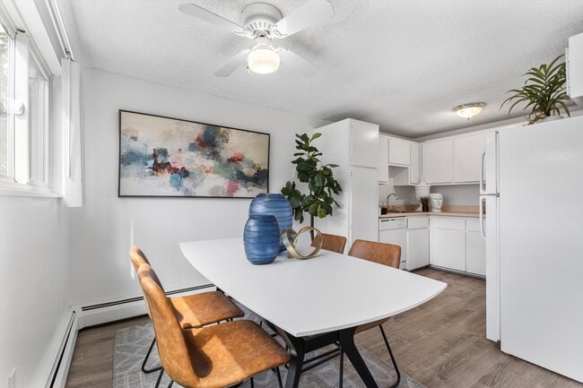 2x1 Breakfast Area - Mohawk Green Apartments