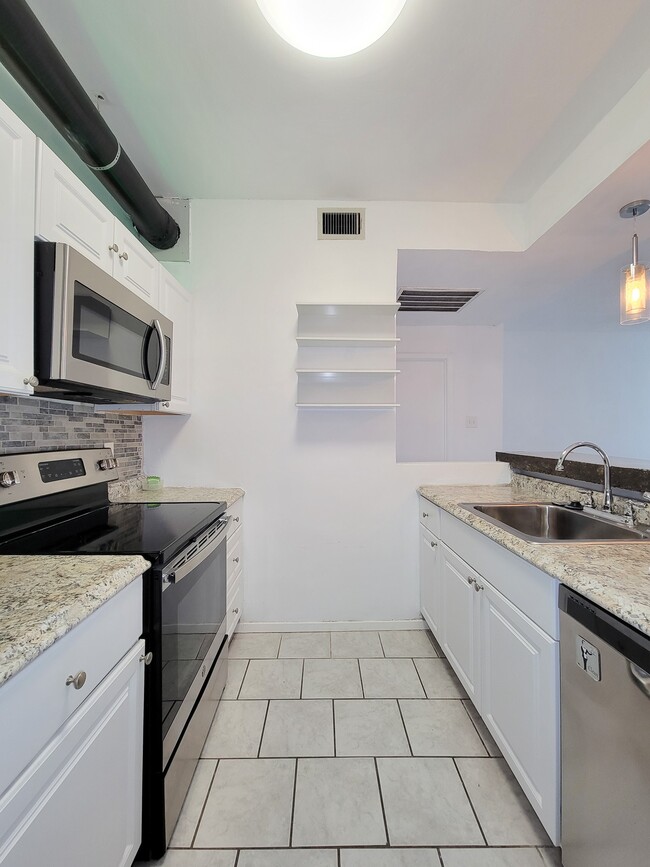 Photo - 7119 N Holiday Dr