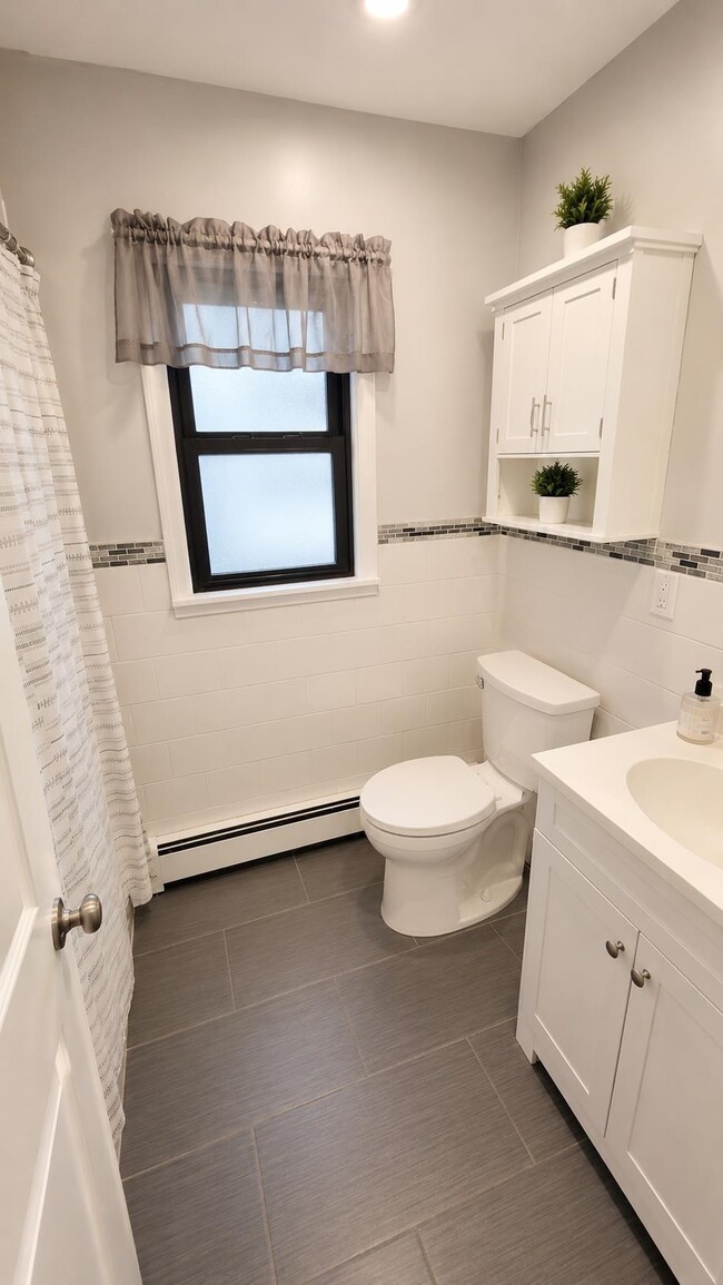 Photo - 177 W 51st St