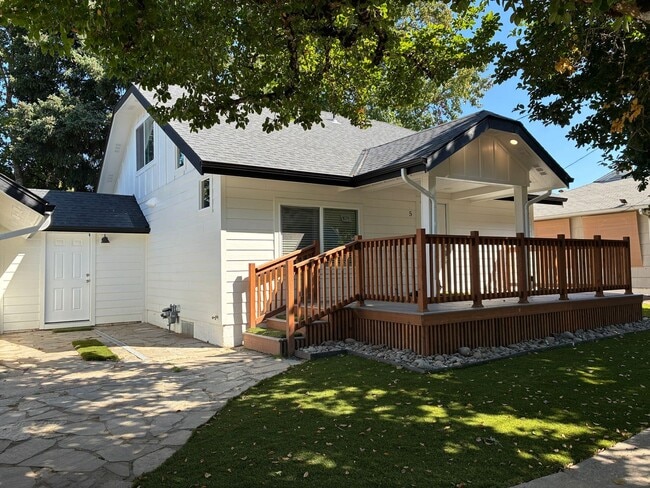 1095 Donna Ave NE