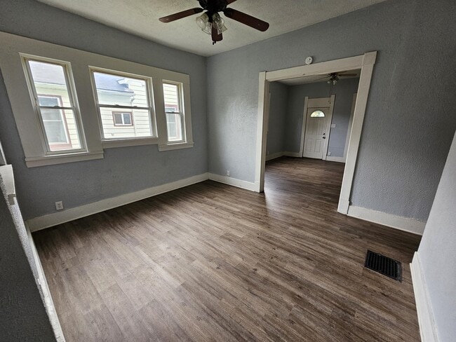 Photo - 912 W 3rd St