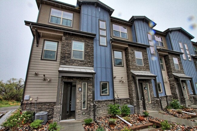 Building Photo - Newer 2 bed 2.5 bath Castle Rock townhome.