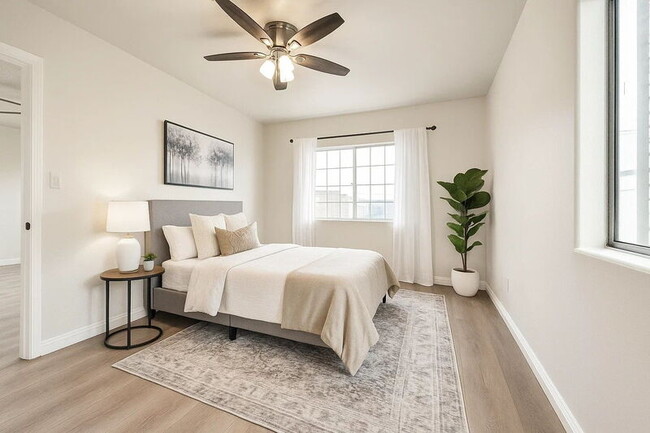 Photo - 1323 W 58th St