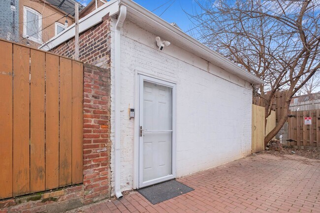 Photo - Lovely Studio Apartment in Truxton Circle ... Unidad ( C)