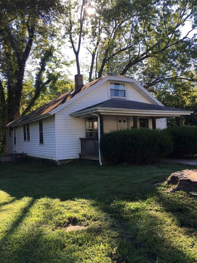 Building Photo - 3 Bedroom Available August 2026;  Monthly ... Rental