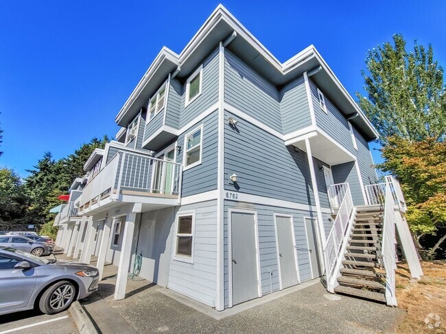Building Photo - Bright End-Unit Townhome Across from Edmon...