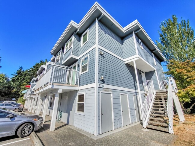 Bright End-Unit Townhome Across from Edmon... - Bright End-Unit Townhome Across from Edmon...