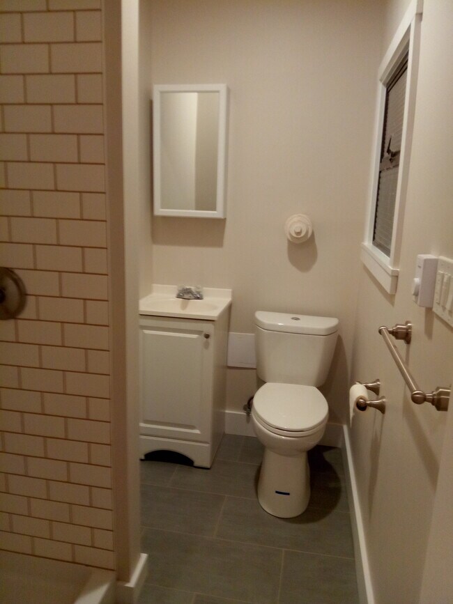 3/4 bathroom - 3108 W Jameson St