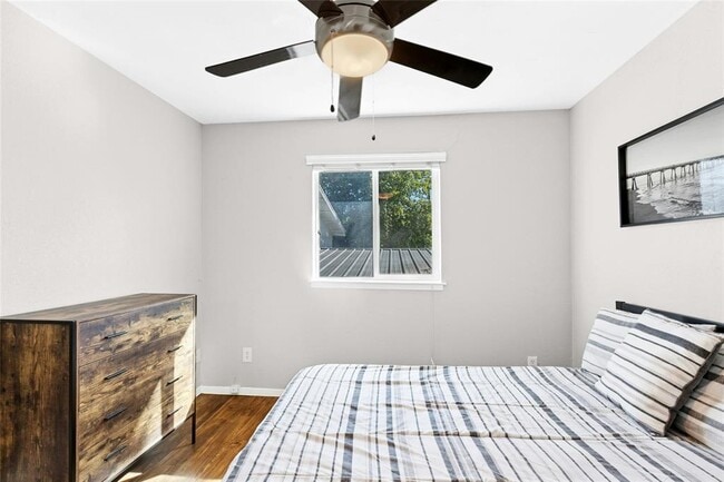 Building Photo - 2401 Manor Rd Unit 214