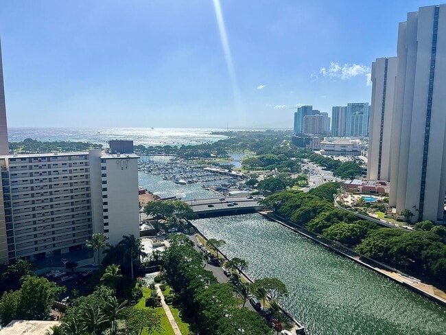 Building Photo - Fully furnished unit in the Watermark! 20th floor! VIEWS!