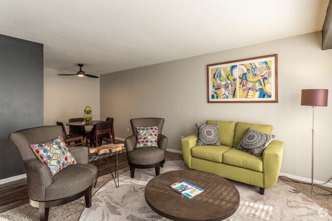 2BR, 1BA - 960 SF - Teak