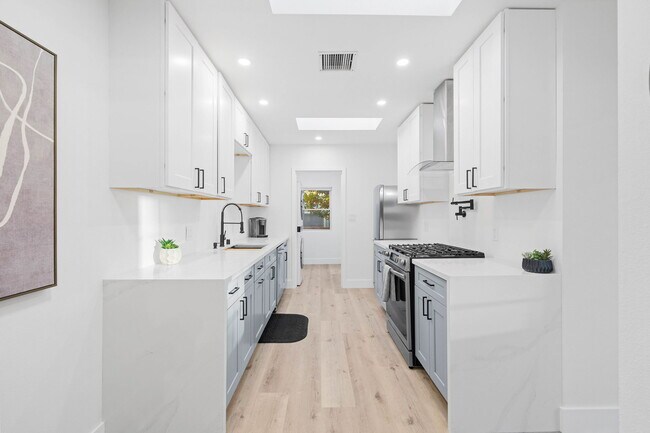 Photo - 3460 Armstrong St