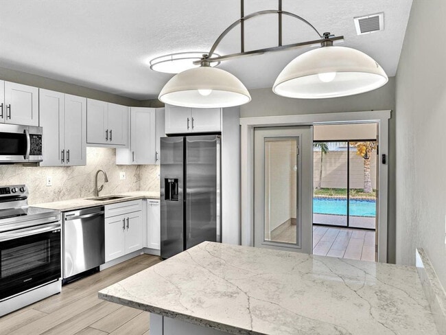 Photo - 541 NE 18th St