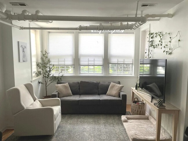 Photo - 2257 W Addison St