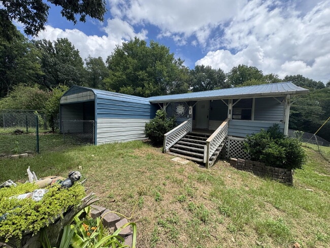 Building Photo - 2 Bed 1 Bath with Bonus Storage space & Large yard