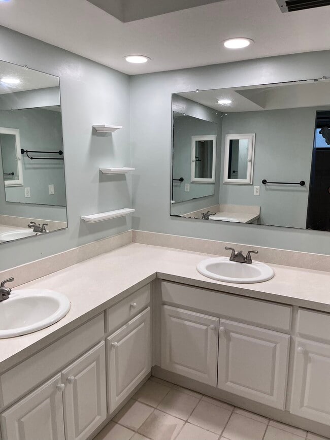 Building Photo - 835 Winding Oaks Dr Unit Shared yard Apt