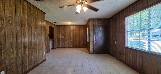 AVAILABLE! 2 Bedroom, 1 Bathroom Duplex in Longview!