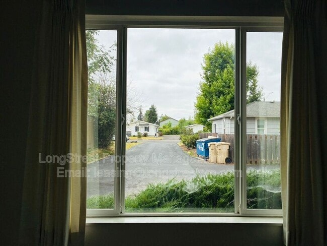 Photo - 933 NW Sequoia Ave
