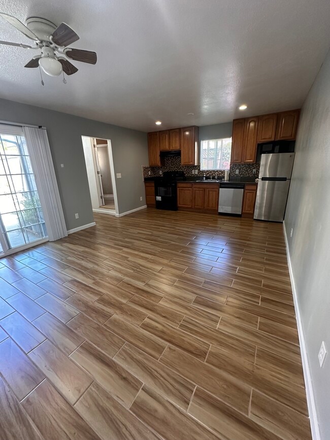 Photo - 255 Edwin Way