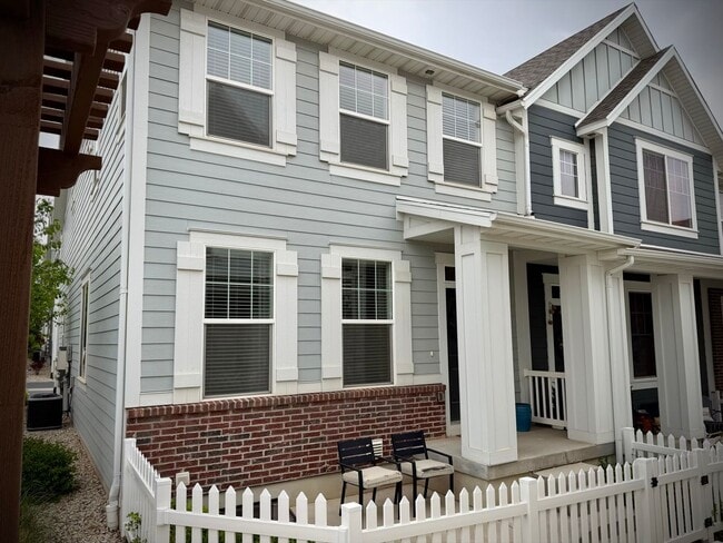 Building Photo - Gorgeous Like-New Townhome