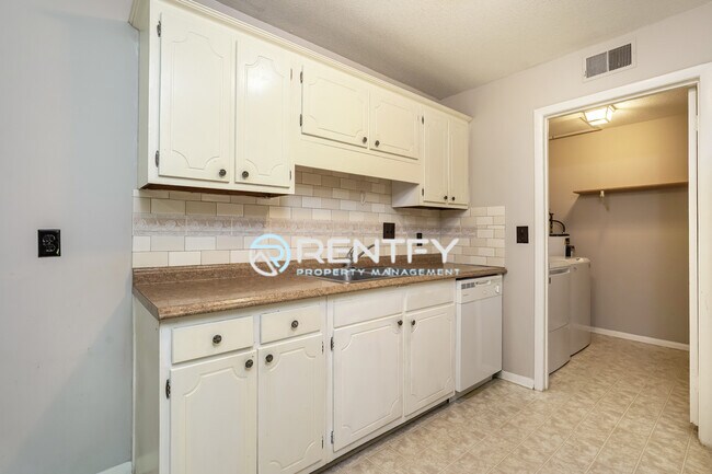 Photo - 2260 Sunderland Rd