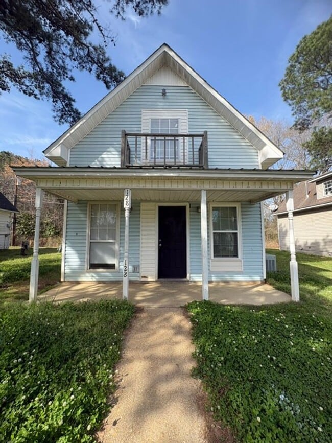 Building Photo - Renovated 3 Bedroom 2 Bath Home for Rent!