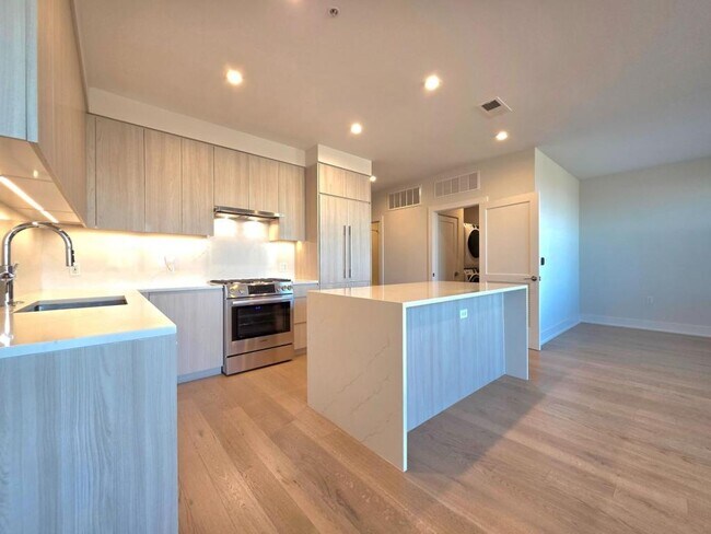 Photo - 737 Swann Ave