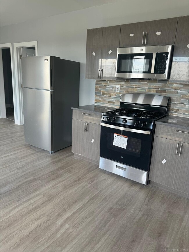 Building Photo - 651 Barnum Ave Unit 1