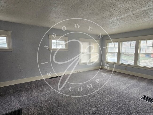 Photo - Charming 2 Bed, 1 Bath lower duplex in Toledo, OH - Don't Miss Out!