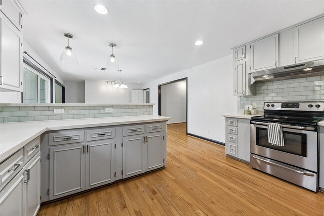 Photo - 5242 Beechnut St