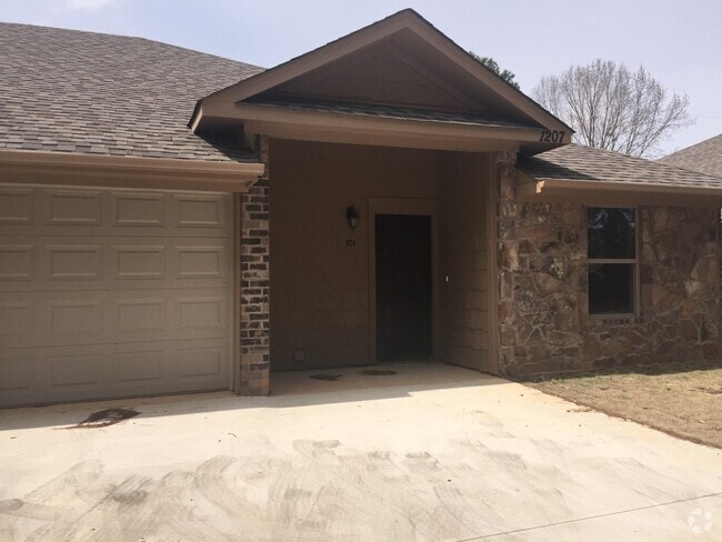 Building Photo - 1405 H G Mosley Pkwy Unit 101 Rental