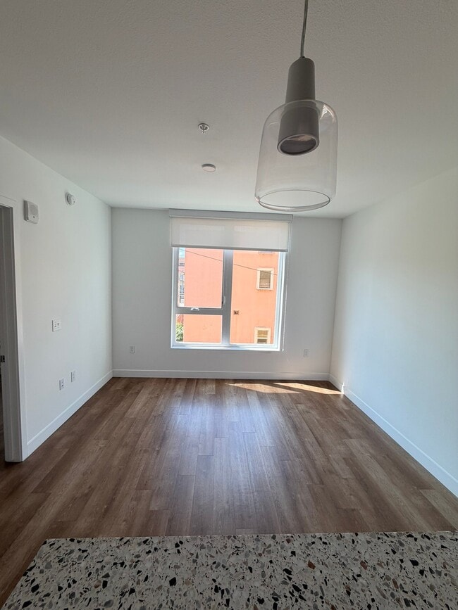 Photo - 2880 James M Wood Blvd Unidad 310