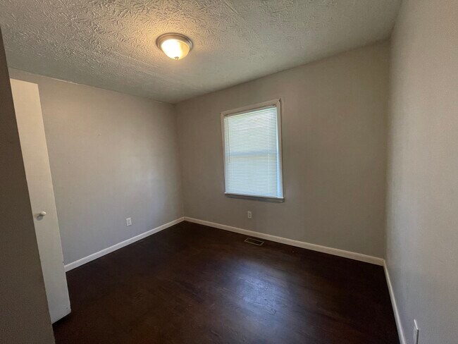 Photo - 710 Tamarack Rd
