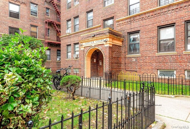 Photo - 62-98-64 Saunders St Unit 3P
