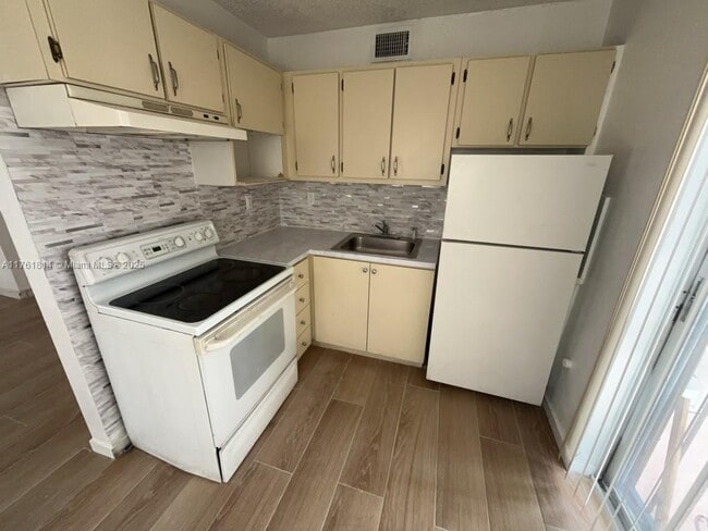 Photo - 1126 SW 3rd St Condo Unit 3
