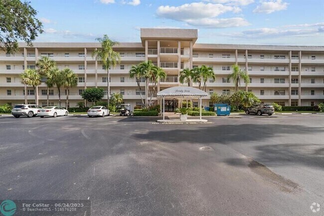 Building Photo - 3930 Oaks Clubhouse Dr Unit 307