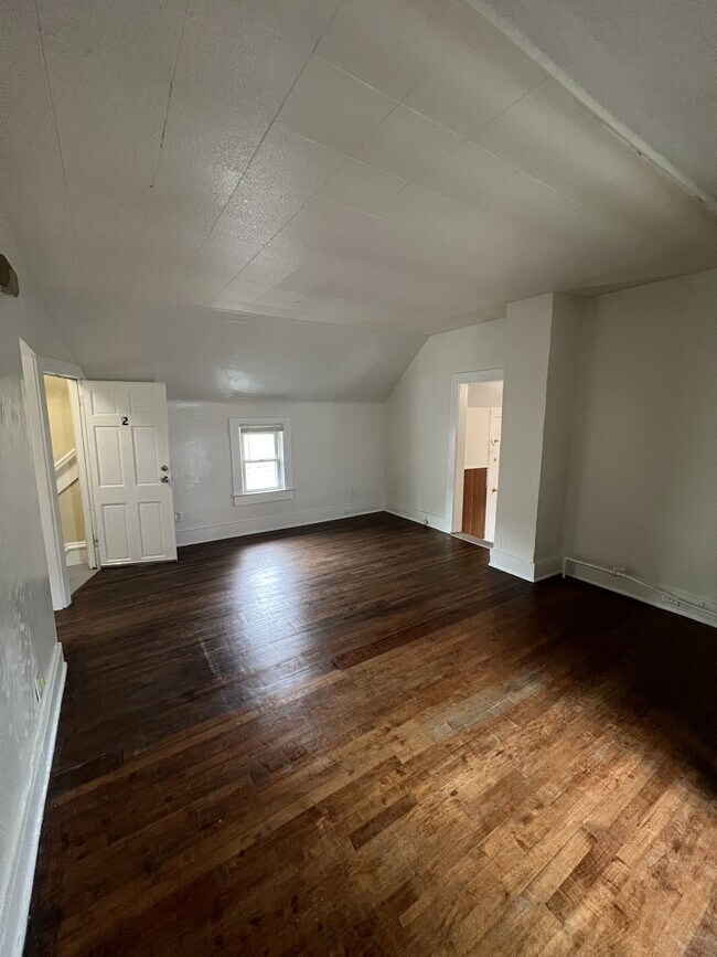 336 Edmund Ave W