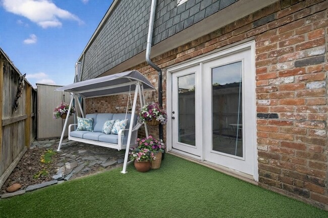 Building Photo - 9029 Gaylord Dr Unit 125