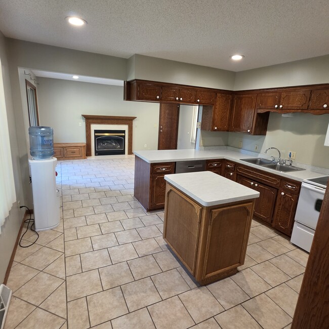 Kitchen/Dining area - 2248 139th Ave NW
