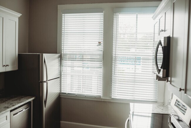 Building Photo - 529 Washington E St Unit Apt H