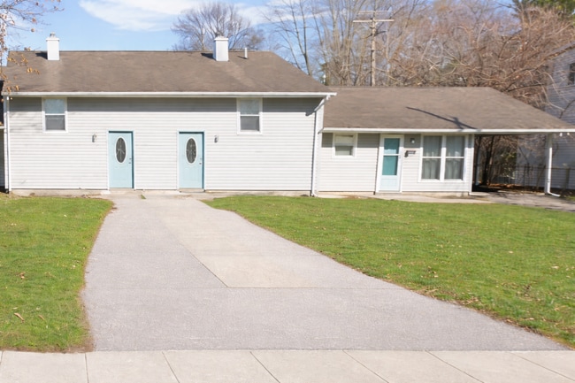 Building Photo - 2411 S 18th St Unit 2415